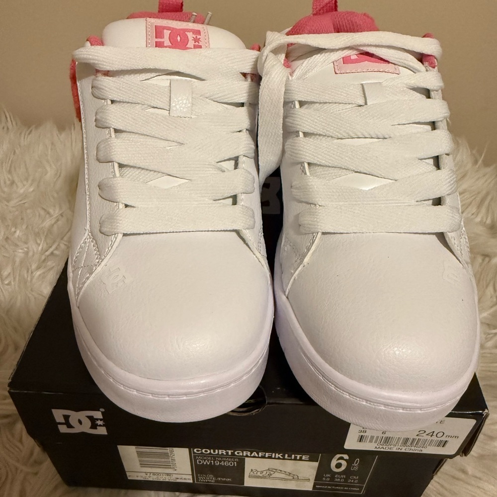 DC Women’s Court Graffik Lite (Pink) - Picture 4 of 7